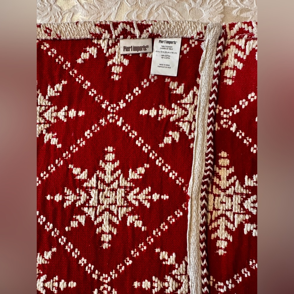 ❤️ Pier 1 Imports Snowflake Table Runner - Picture 4 of 4